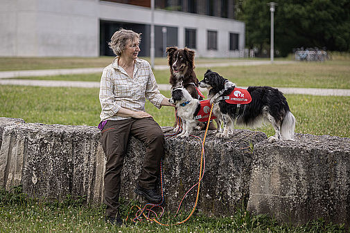 Prof. Dr, SIlke Schworm mit Hunden