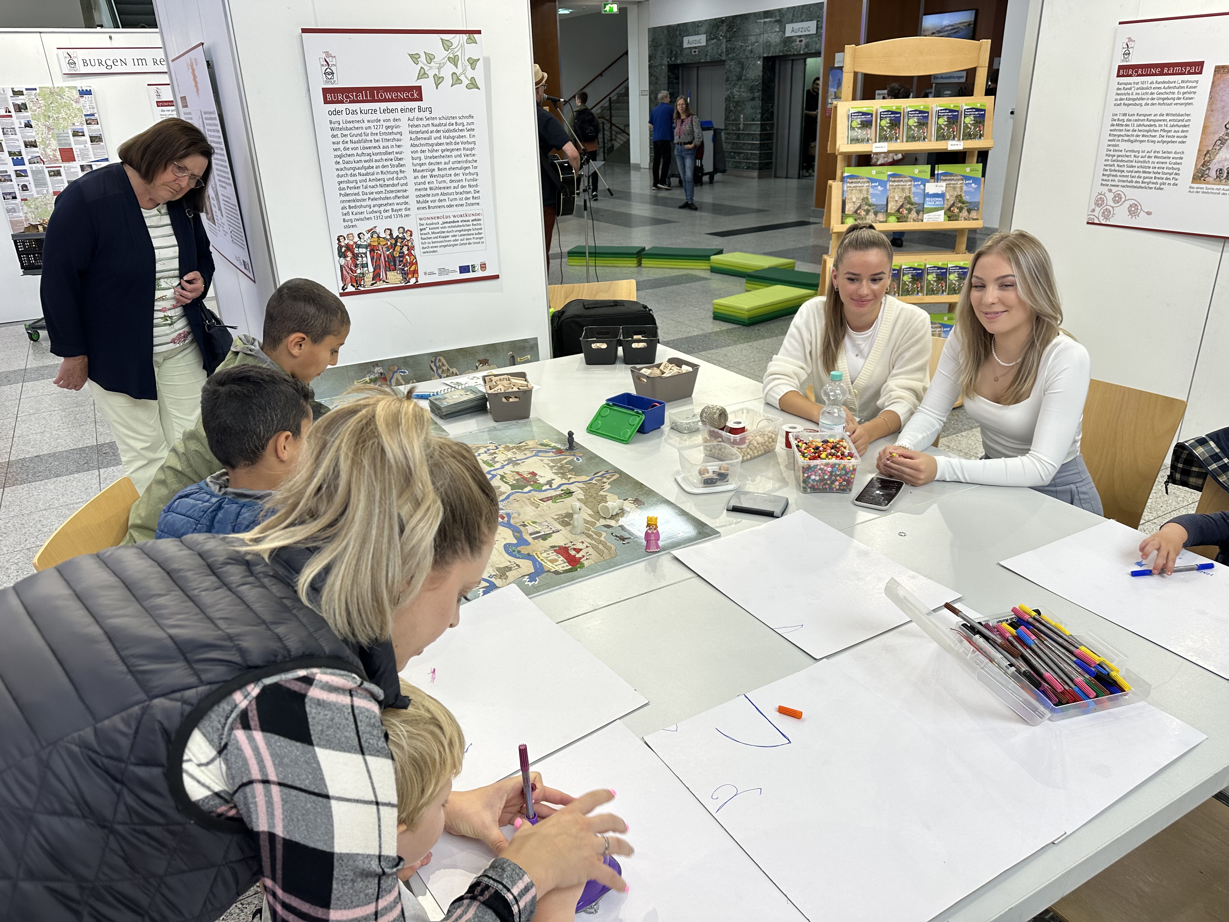 Burgenausstellung im Donaueinkaufszentrum - Bastelaktion für Kinder mit Eva Eisenhut und Antonia Dietlmeier