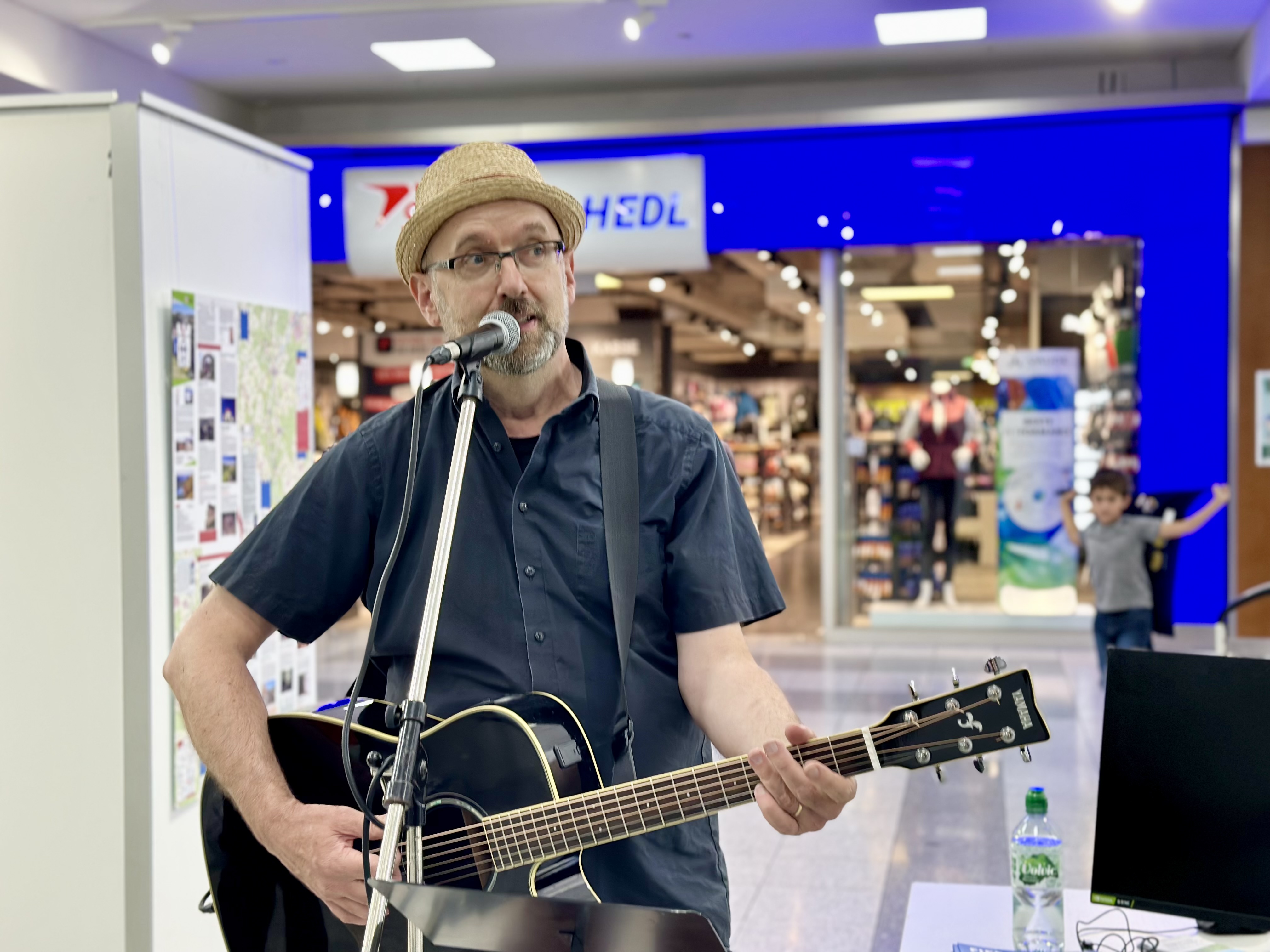 Burgenausstellung im Donaueinkaufszentrum - Auftritt Hubert Treml