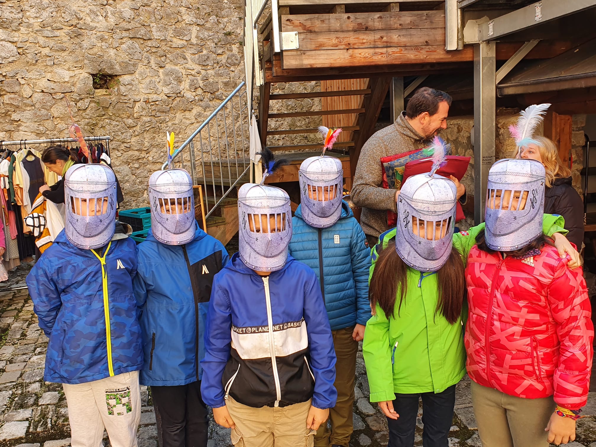 Familientag auf der Burg Wolfsegg - Ritterhelme basteln